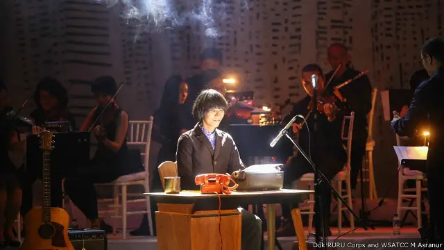 Tepuk tangan pun bergemuruh dari kursi penonton, ketika Navid memainkan tuts mesin ketik kuno itu seperti yang pertama kali diperkenalkan oleh komposer Leroy Anderson pada tahun 1950.