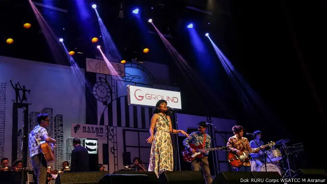 WSATCC mengaku menyerap pengaruh irama retro disko, aransemen musik klasik, serta mengambil dari karya-karya komposer ternama Indonesia,