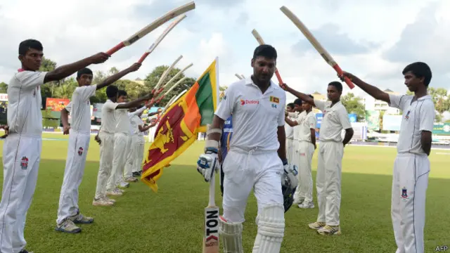 اپنی آخری ٹیسٹ اننگز کھیلنے والے سنگاکارا صرف 18 رنز بناکر آوٹ ہوئے