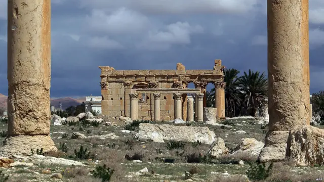 Dân quân Nhà nước Hồi giáo IS đã phá hủy Đền Baalshamin ở thành phố cổ Palmyra, theo các viên chức Syria cho biết. Người đứng đầu cơ quan quản lý cổ vật của Syria được trích thuật nói đền thờ đã bị cho phát nổ hôm Chủ Nhật. Cơ quan Quan sát Nhân quyền Syria có trụ sở ở Anh Quốc (SOHR) nói rằng chuyện này đã xảy ra cách đây một tháng.