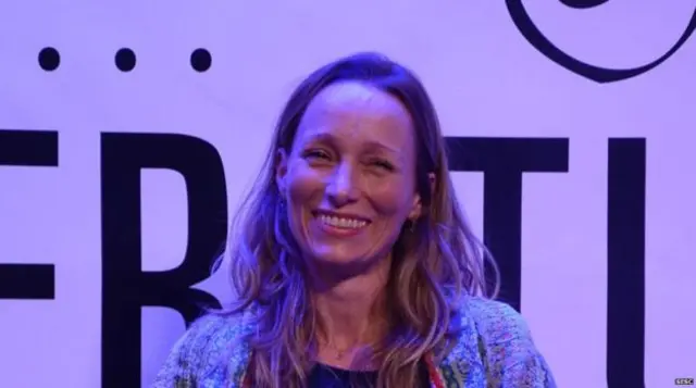 艾莉森·恩特利金在巴西帕拉蒂举行的国际文学节发表讲话。