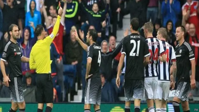 جون تيري قائد تشيلسي يتلقى أول بطاقة طرد في الدوري الانجليزي منذ عام 2010