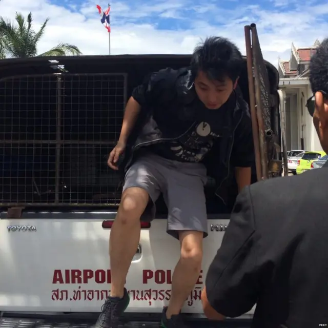 关学津被押抵北榄府法院（泰国外国记者会提供图片24/8/2015）