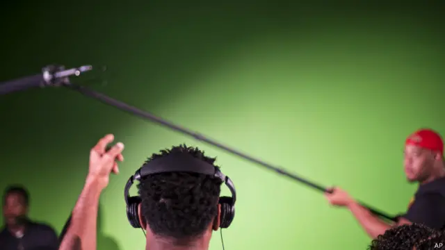 Hombre usando auriculares