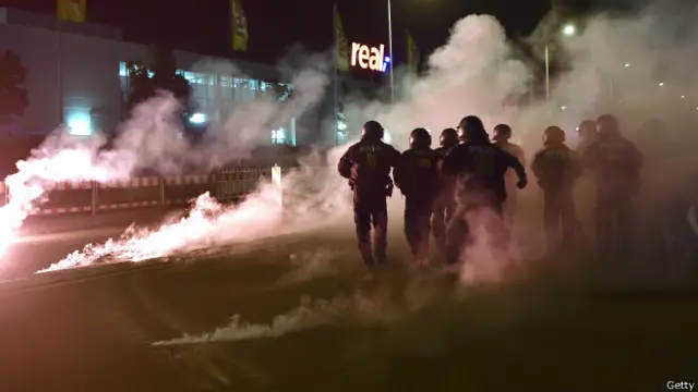 Sejumlah demonstran menentang tempat penampungan sementara pencari suaka di Heidenau.