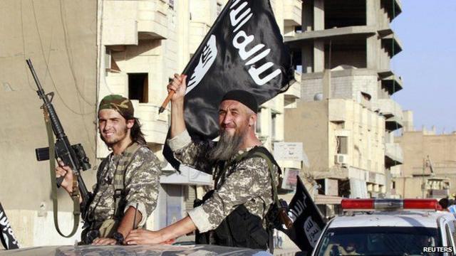 Yihadistas del EI celebran en Raqqa la declaración del califato en junio de 2014