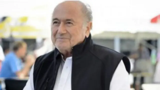 Blatter dejará su cargo en febrero.