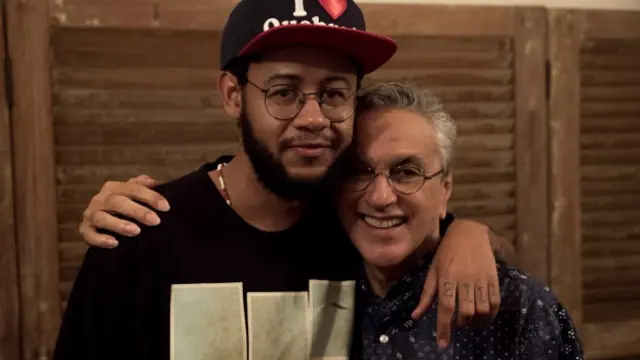 Caetano Veloso gravou 'Baiana' no novo álbum 'Sobre Crianças, Quadris, Pesadelos e Lições de Casa', de Emicida