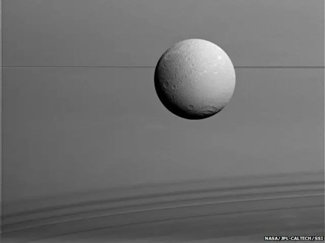 ممکن است چند دهه طول بکشد تا بشر دوباره عکس هایی با این کیفیت از دیون بگیرد - سایه حلقه های کیوان روی اتمسفر سیاره در زمینه دیده می شود