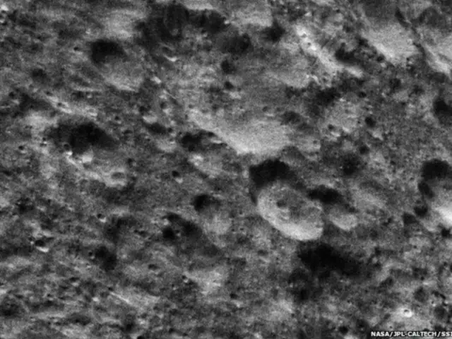 کاسینی موقع گرفتن این عکس ۹۷۰ کیلومتر از سطح فاصله داشت