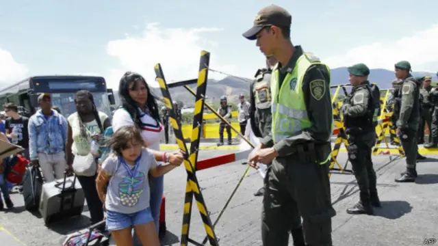 Las autoridades colombianas dicen haber recibido más de 600 deportados.