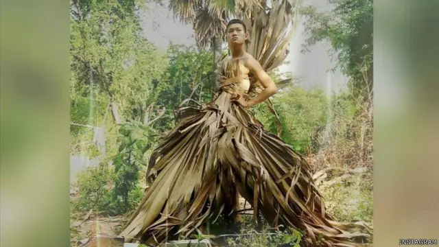 Foto-foto Madaew dengan busana yang tak lazim semacam ini menjadi viral di media sosial.