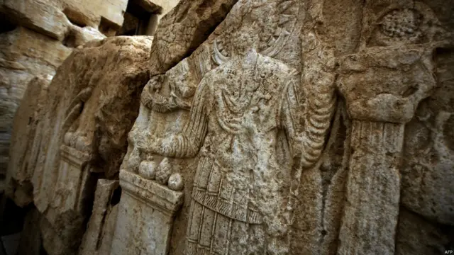 Foto yang diambil pada 14 Maret 2014 ini menunjukkan pahatan di tembok di halaman kuil Baal di kota oase kuno, Palmyra.
