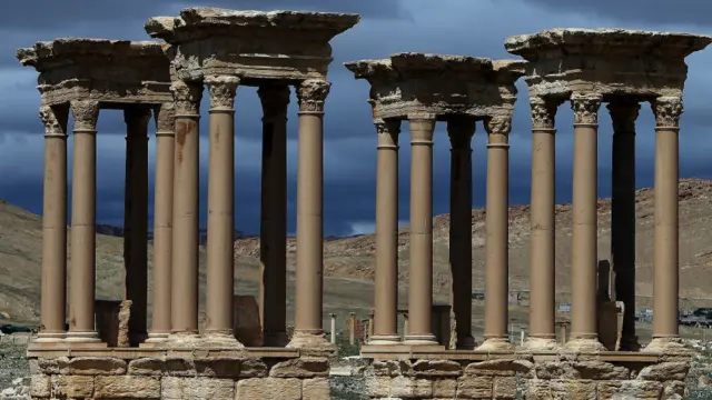 Foto yang diambil pada 14 Maret 2014 ini menunjukkan Tetrapylon atau pintu masuk monumental kota kuno Palmyra yang pernah dibangun ulang pada 1963 oleh Direktorat Benda antik Suriah.