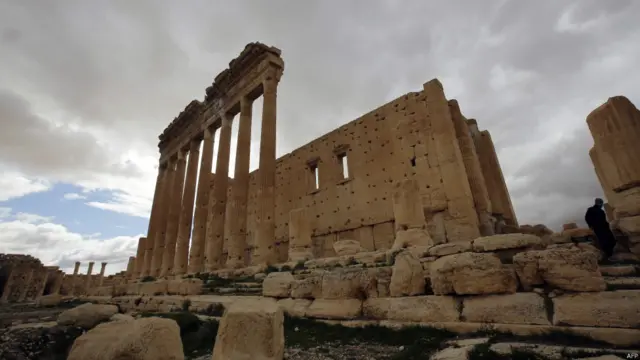 Foto yang diambil pada 14 Maret 2014 menunjukkan halaman depan kuil pemujaan Baal di kota kuno Palmyra, Suriah. Turis terakhir datang ke oase dengan pengaruh Yunani-Romawi itu pada September 2011. Sejak itu, banyak orang yang datang untuk menjarah benda-benda bersejarah dari kota kuno ini.