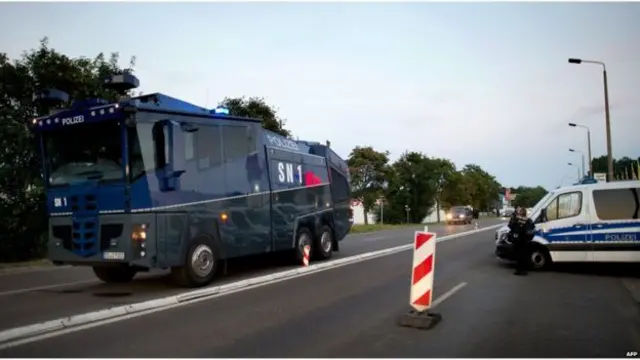 د جرمني پولیسو د هایدیناو ښار ته اوب شیندونکي ماشینونه راوړي دي