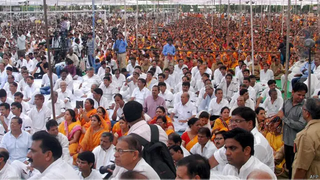 Miembros de la comunidad jain participan en un mitin después de una marcha en protesta por la sentencia del tribunal de Rajasthan contra el "santhara".