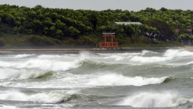 Topan Goni membawa angin berkecepatan 180 kilometer per jam.