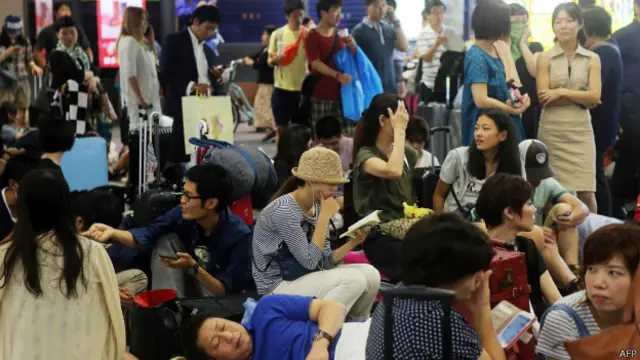 Para calon penumpang kereta cepat Shinkansen telantar di Stasiun Hakata, Kota Fukuoka, Pulau Kyushu, Jepang.