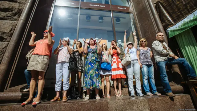 Багато хто дивився на парад під палючим сонцем.