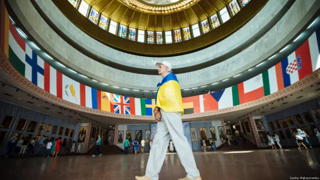 Прапори і люди в Українському домі.