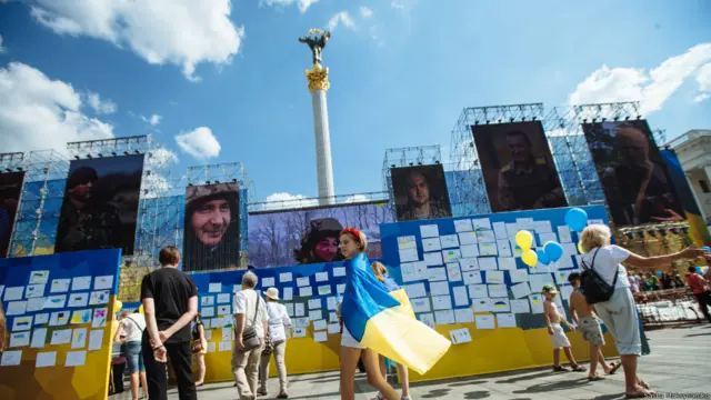 Люди і прапори на Майдані.