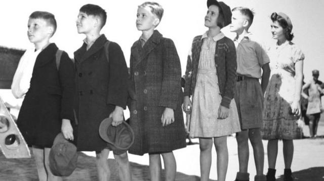 被日军集中营释放后，戴爱美（右三）和她的兄弟姐妹以及其他孩子即将登上飞机，将与父他们的父母团聚。