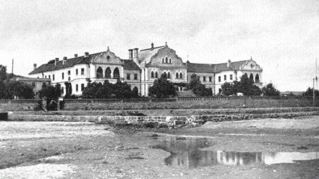 日本侵略者将芝罘学校改成军队总部。