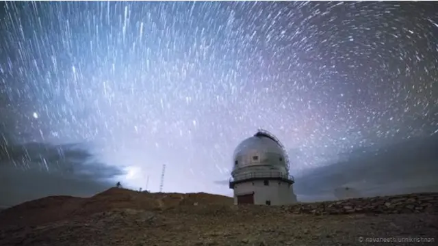 Jejak bintang-bintang di atas teleskop Chandra di wilayah Himalaya.
