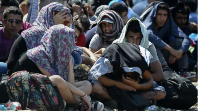 پناهجویانی که می‌خواهند از مقدونیه وارد یونان شوند