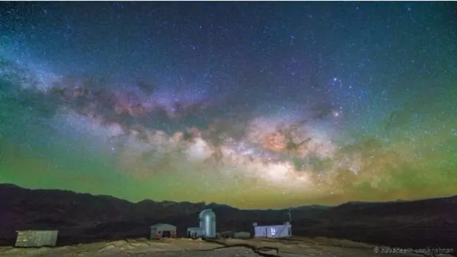 Teleskop dan Bima Sakti di Ladakh, India.