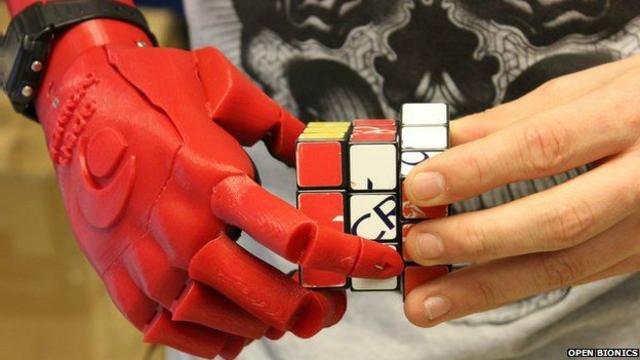 Su creador señala que puede crear una prótesis robótica en menos de dos días.