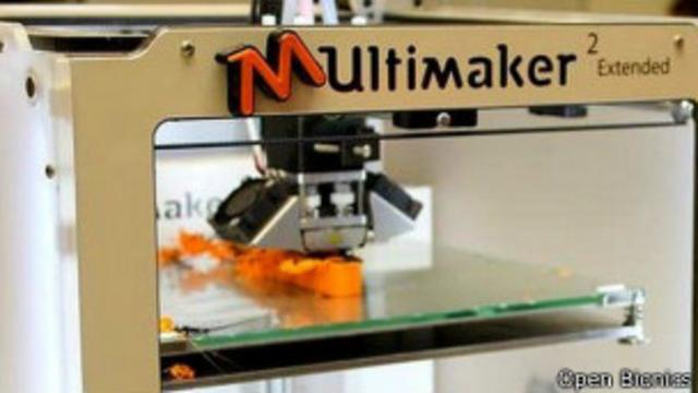 El proyecto usa una impresora 3D para construir las partes que constituyen la mano robótica. 