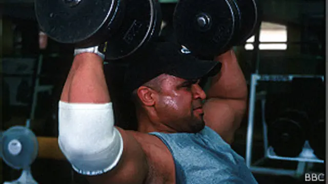 Un hombre alzando pesas