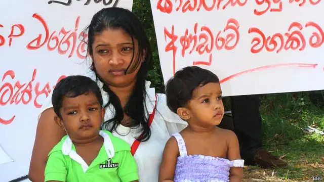 "එක්නැලිගොඩ, තජුදින් සිදුවීම් වගේම මගේ මහත්තයා ගැනත් සොයන්න කියල මම බලධාරීන්ගෙන් ඉල්ලනවා, කොටියාගේ කටට යන්න උනත් මම මේ සම්බන්ධයෙන් සටන් කරනවා"