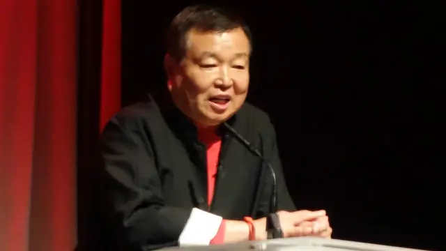 严彬拥有庞大的商业帝国，从房地产、高尔夫，到海底石油开采，覆盖各种领域。