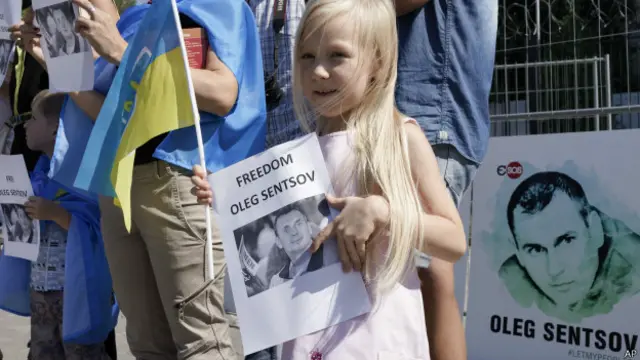 Девочка с плакатом "Свободу Сенцову"