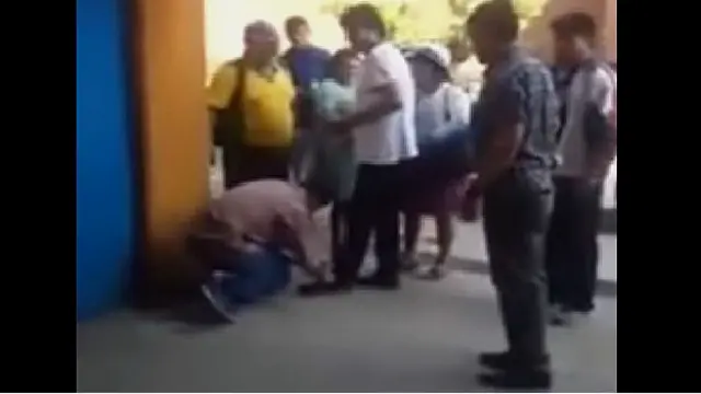 Le atan los cordones a Evo Morales