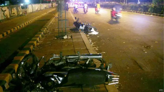  ہاردک پٹیل کے حامیوں نے کئی جگہ توڑ پھوڑ کی اور کچھ گاڑیوں کو نذر آتش بھی کیا