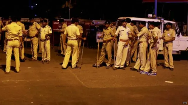 مظاہرین اور پولیس کے درمیان کئی علاقوں میں جھڑپ ہوئی جبکہ پولیس نے صورت حال کو کنٹرول میں کرنے کے لیے لاٹھی چارج آنسو گیس کا استعمال کیا