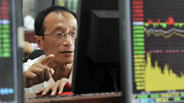Inversor chino revisa los movimientos de la bolsa