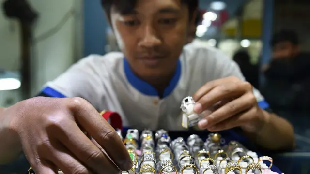 Vendedor en una joyería en China