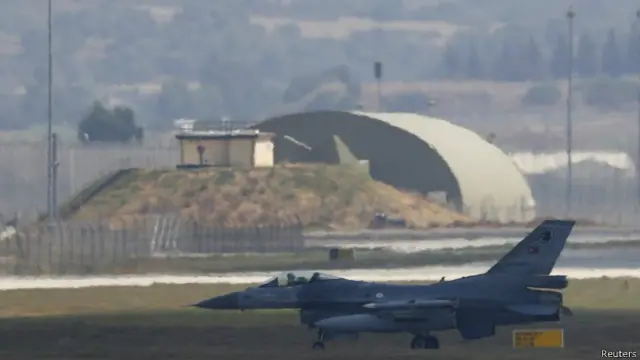 ترکی نے امریکہ کو پہلے ہی دولتِ اسلامیہ کے خلاف اپنے دو فوجی اڈے استمعال کرنے کی اجازت دی ہوئی ہے