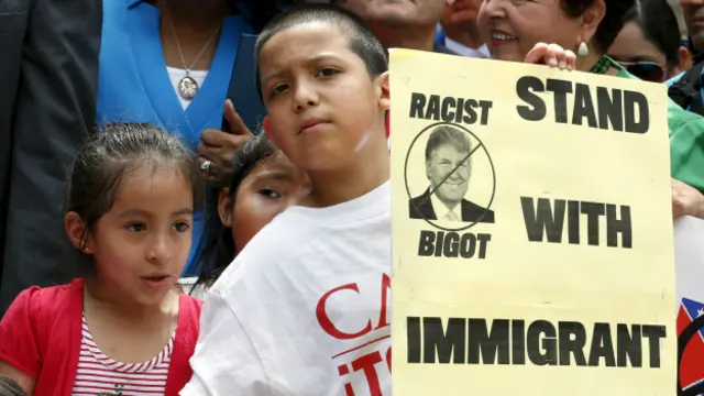 Las ideas de Trump sobre la inmigración lo han convertido en un candidato impopular entre los hispanos.