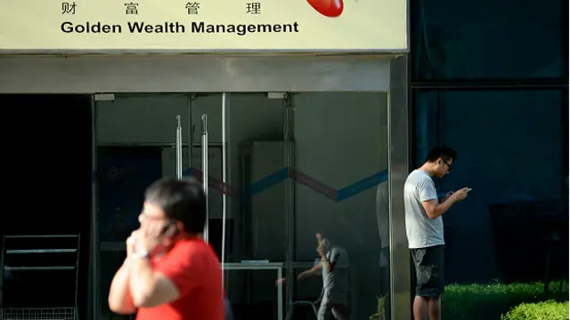 Joven frente a empresa telefónica en China