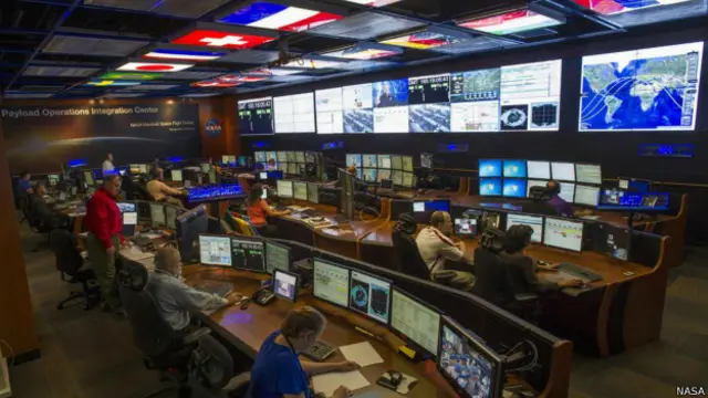 Suasana pusat pengendali eksperimen sains Stasiun Luar Angkasa Internasional (ISS) di Alabama, Amerika Serikat.