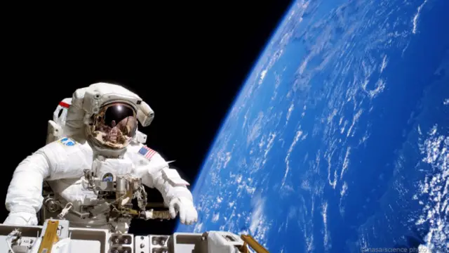 Astronot yang sedang melakukan eksperimen di Stasiun Luar Angkasa Internasional tidak luput dari pemantauan pusat pengendali di AS.