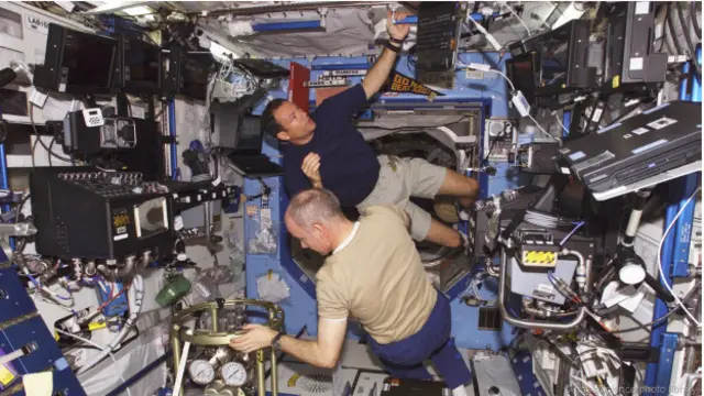 Segala keperluan para kru di Stasiun Luar Angkasa Internasional diurus oleh pusat pengendali di AS.