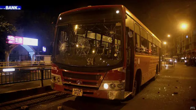 हिंसा में क्षतिग्रस्त हुई बस.