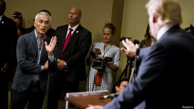  خورخه راموس خبرنگار مکزیکی-آمریکایی از آقای ترامپ در باره برنامه‌اش برای اخراج ۱۱ میلیون مهاجر غیرقانونی از آمریکا و ساخت دیواری در مرز با مکزیک سئوال کرد